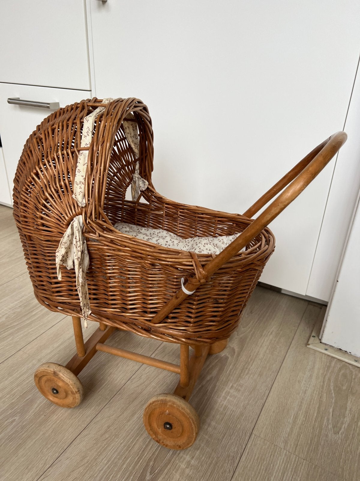 Vintage rieten poppenwagen met houten wielen kinderwagen, Ophalen of Verzenden, Gebruikt, Overige typen