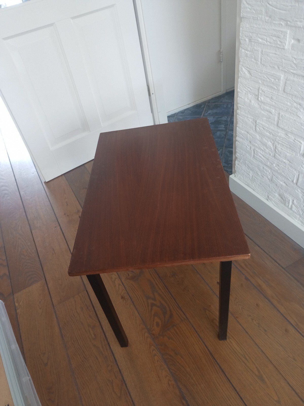 Vintage tafel/bijzettafel jaren '60 -met zwarte poten, Ophalen