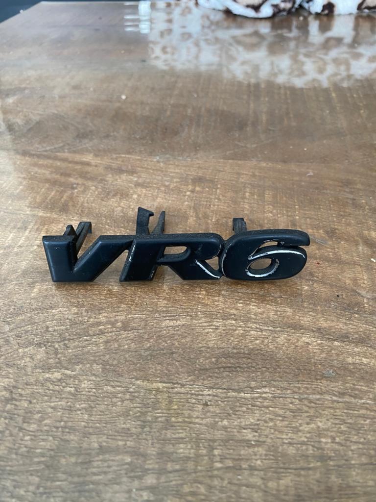 Vr6 logo voor in de gril, Ophalen, Voor, Motorkap