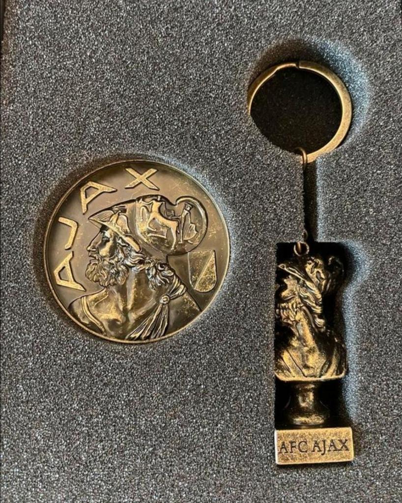Ajax 120 Jaar Jubileum Medaille en Sleutelhanger Set, Ophalen of Verzenden, Nieuw, Ajax
