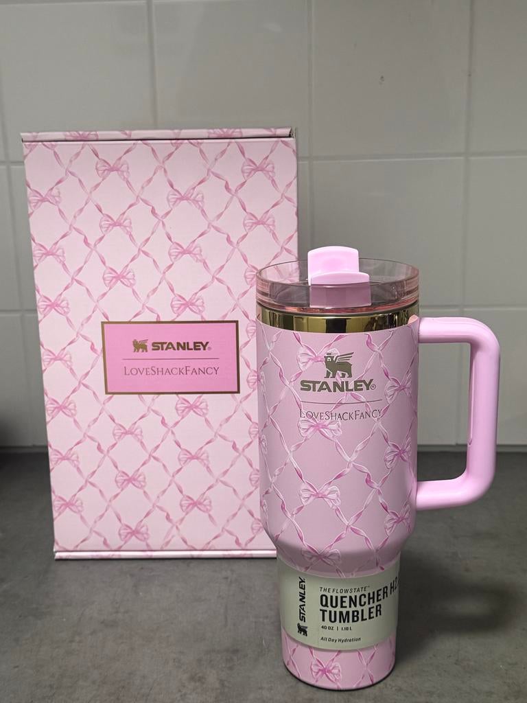 Stanley x LoveShackFancy Quencher H2.0 Tumbler Baby Bow Pink, Ophalen of Verzenden, Nieuw