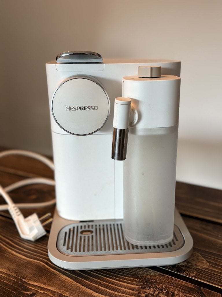 Nespresso De'Longhi Gran Lattissima wit met melkopschuimer