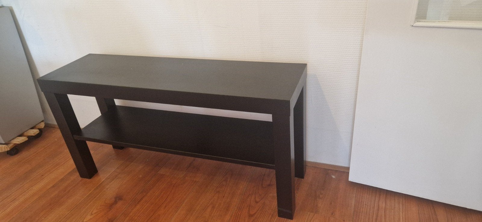 Zwart bijzettafeltje met opbergplank, Huis en Inrichting, Gebruikt, 55 tot 75 cm, Modern, minimalistisch, Rechthoekig