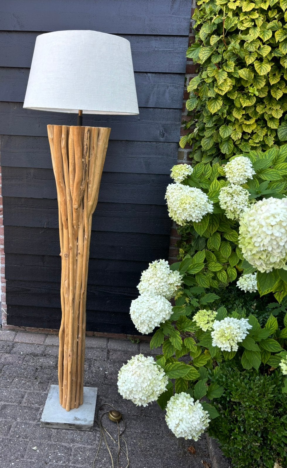 Vloerlamp van hout met betonnen voet, Huis en Inrichting, Lampen | Vloerlampen, Ophalen, Gebruikt, Hout, 150 tot 200 cm