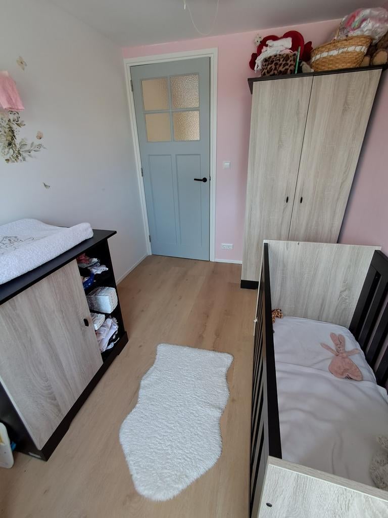 Babykamer. Ledikant, commode en kast, Ophalen, Zo goed als nieuw, Jongetje of Meisje