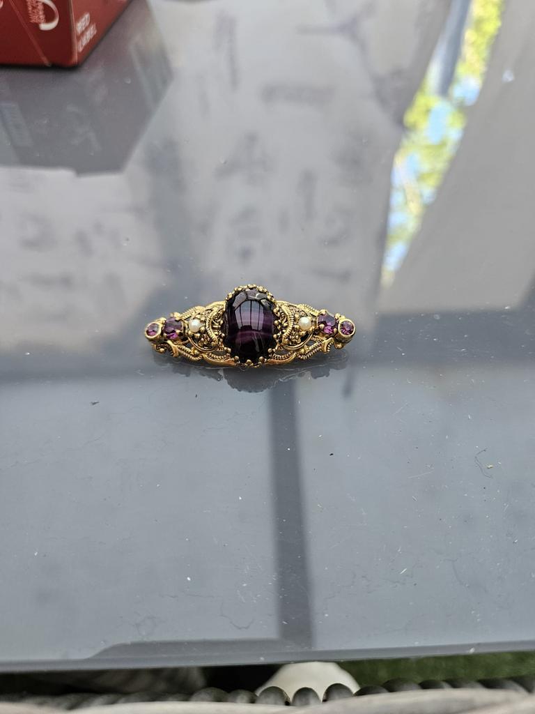 Vintage broche goudkleurig met paarse steen en parels, Ophalen, 18 tot 19, Paars, Zo goed als nieuw
