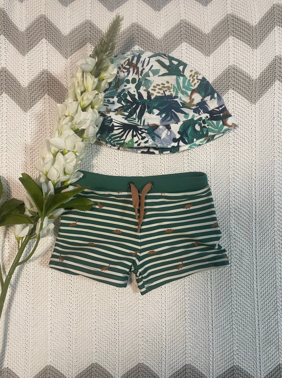 NIEUWstaat, leuke zomerse (vakantie) set zwembroek en hoedje, Ophalen of Verzenden, Zo goed als nieuw, Jongetje, Setje