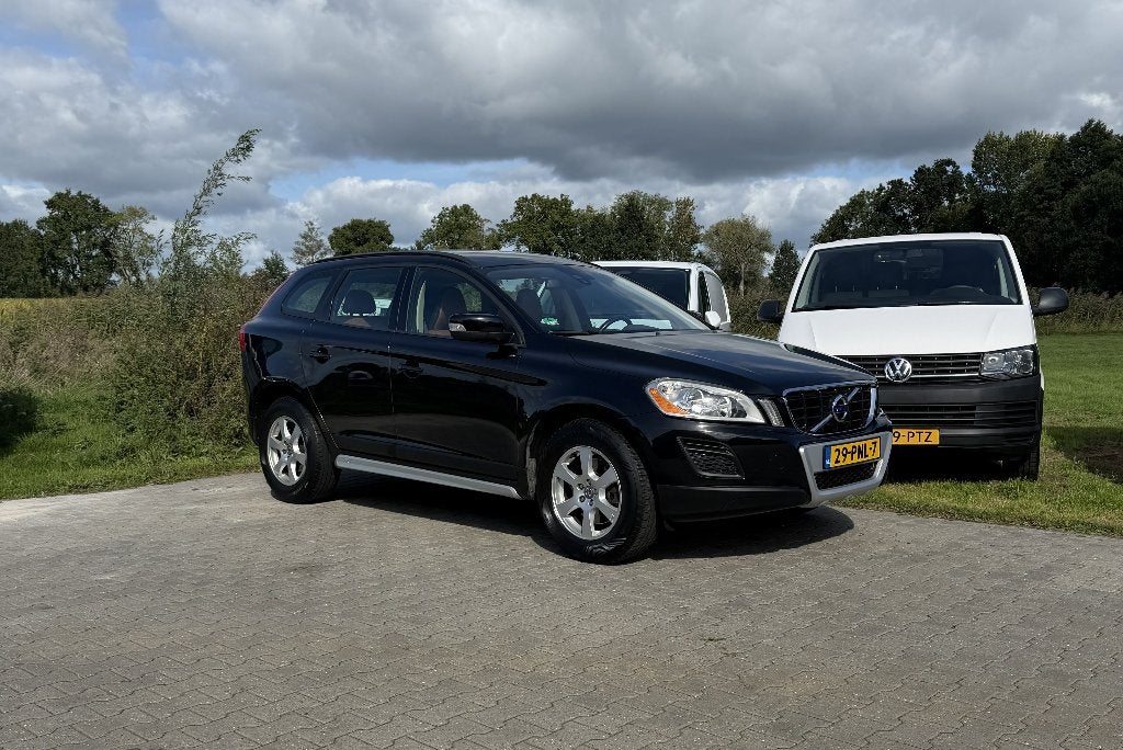 Volvo XC60 2.0 T Kinetic Automaat Cruise Clima Leer Trekhaak, Auto's, Dealer onderhouden, 1800 kg, 4 cilinders, Zwart