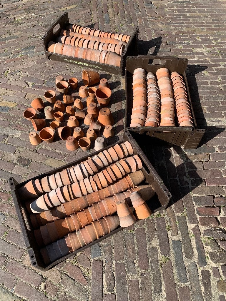 Foto 7 van Antieke handgemaakte aardewerken kweekpotjes