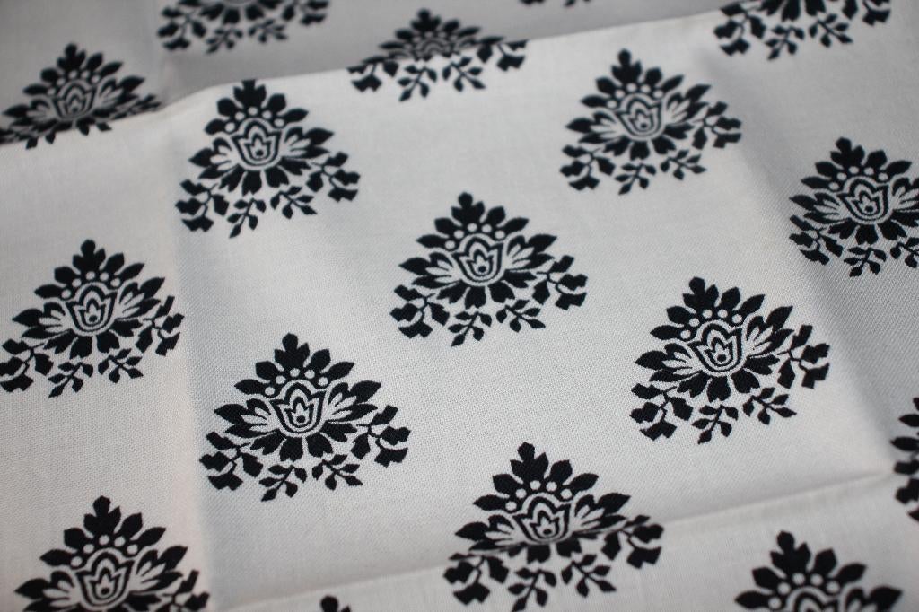 Lap 100% katoen stof - wit met zwart barok bloemen #4486, Hobby en Vrije tijd, Stoffen en Lappen, Wit, Nieuw, Ophalen of Verzenden