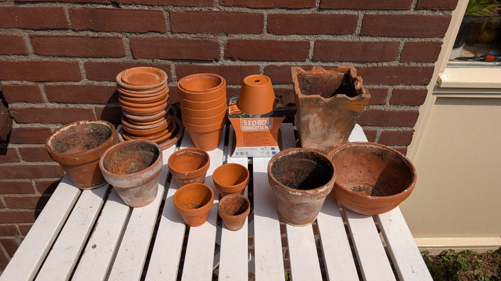 Diverse terracotta bloempotten en schotels, Tuin en Terras, Bloempotten, Ophalen, Gebruikt, Balkon, Overige vormen