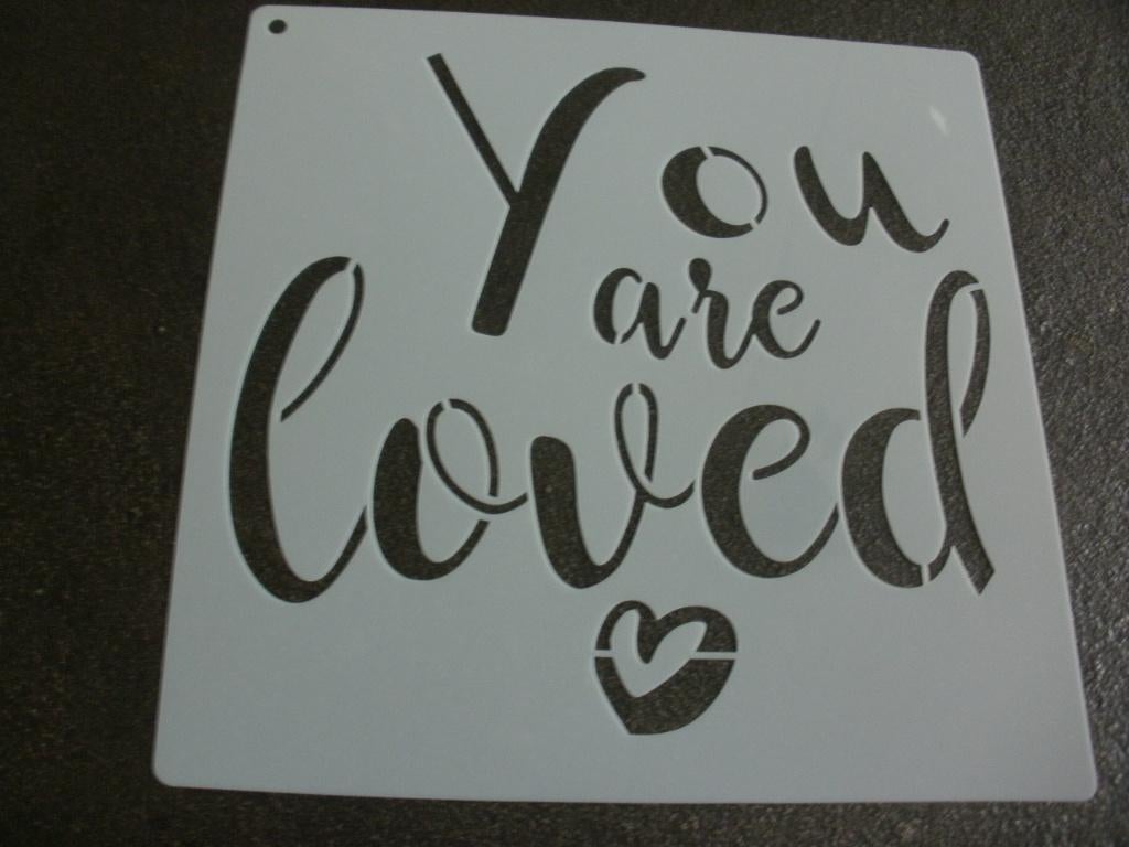 0985-2-HERBRUIKBAAR SJABLOON – TEKST: YOU ARE LOVED, Hobby en Vrije tijd, Ophalen of Verzenden, Nieuw, Kunststof, Gereedschap of Toebehoren