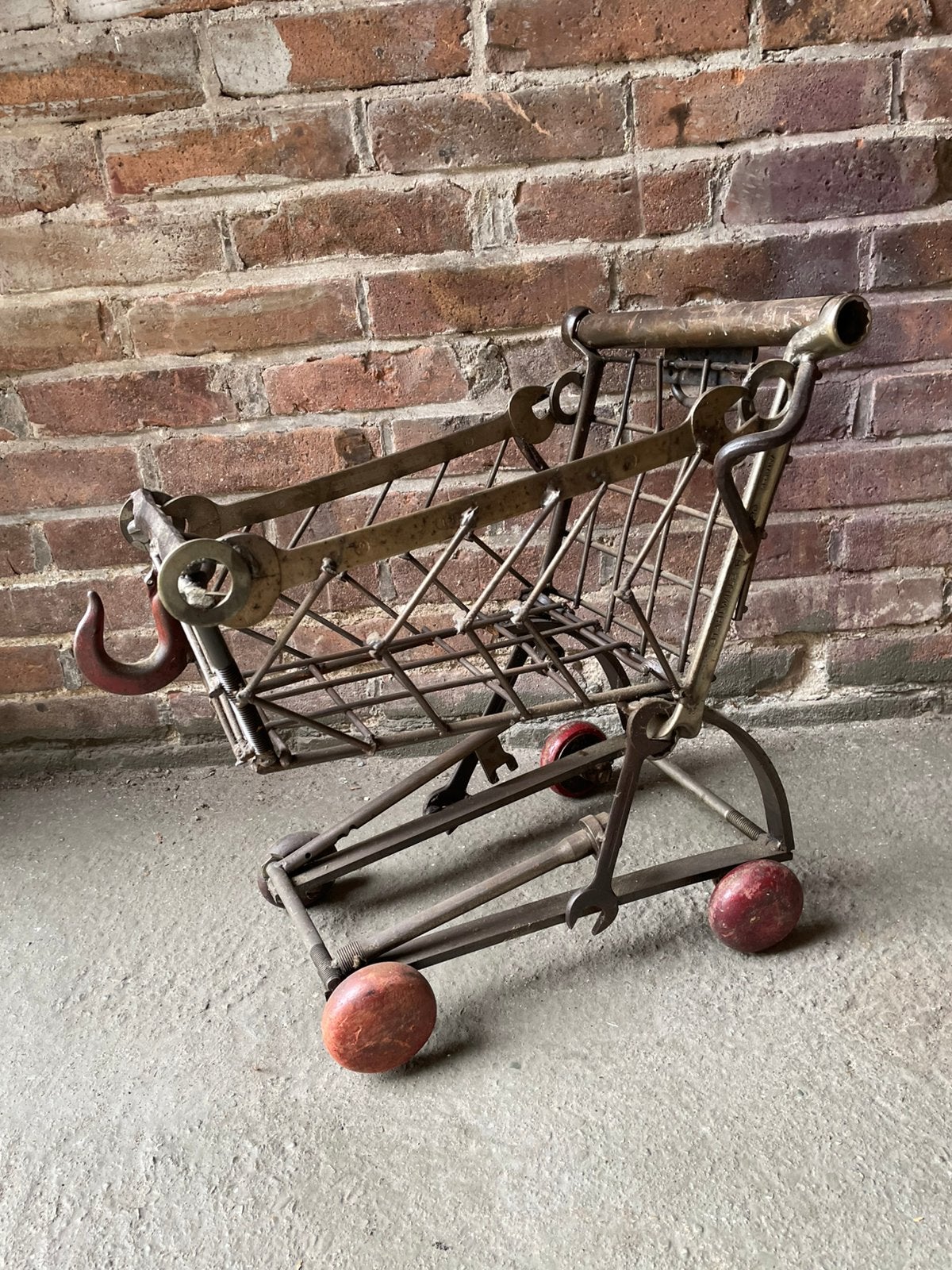 Beeld van ijzer met winkelwagen. / scrap-art / steam punk., Ophalen, Brutalistisch, Handgemaakt, Beeld
