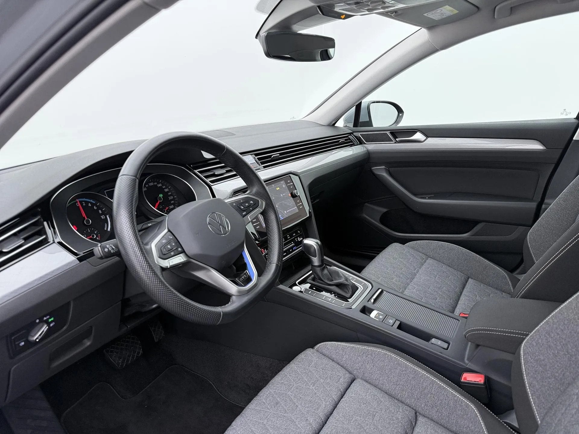 Volkswagen Passat Variant 1.4 TSI PHEV GTE (bj 2022), Gebruikt, 218 pk, 1600 kg, Zilver of Grijs