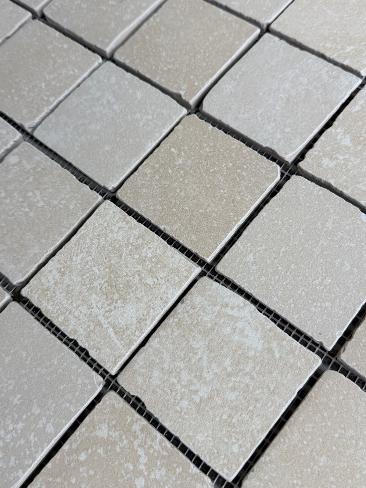 Nieuwe getrommelde keramische tegels grijs/crème 50m2, Doe-het-zelf en Verbouw, Tegels, Ophalen, Keramiek, Nieuw, Minder dan 20 cm