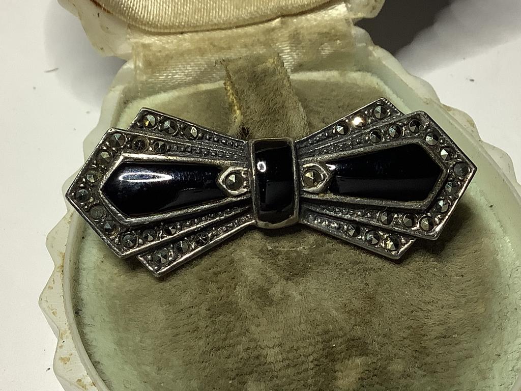 PRACHTIGE MASSIEVE ZILVEREN BROCHE MET ONYX EN MARKESIET, Verzenden, Zilver, Broche, Met edelsteen