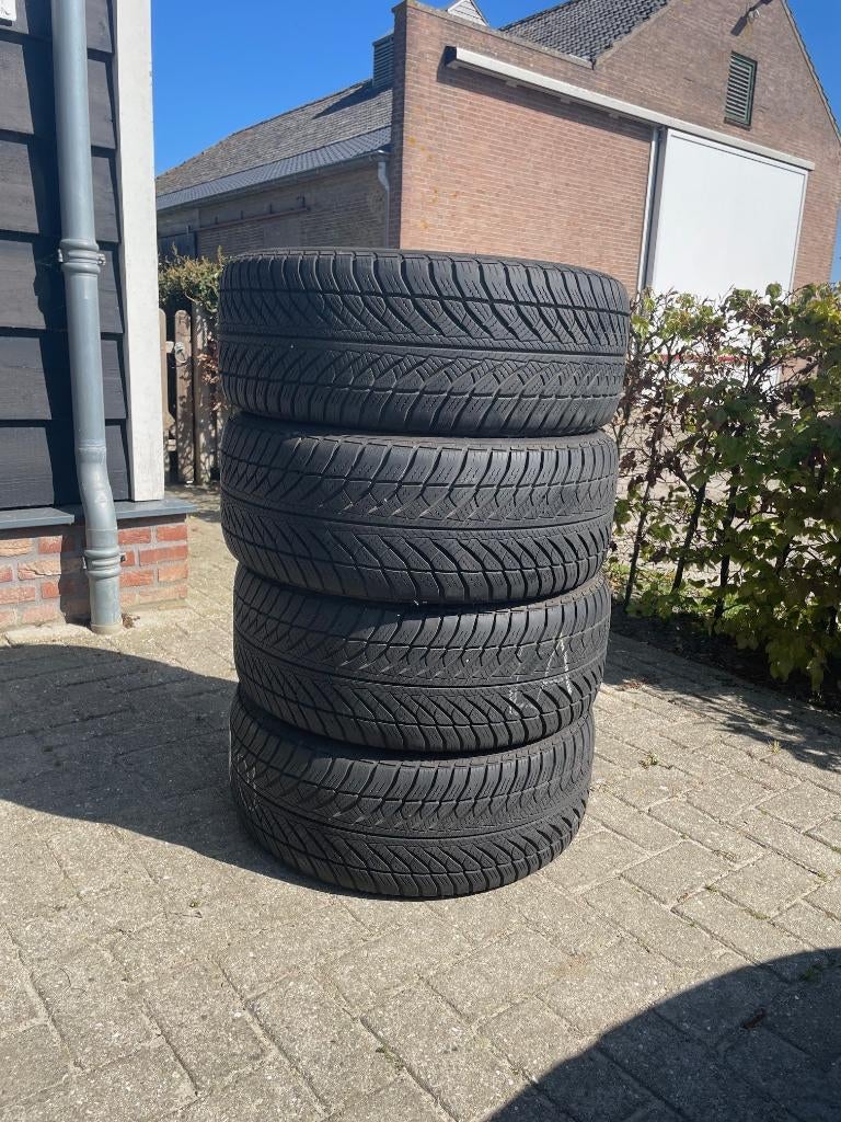 Winterbanden 245/45R18  BMW 5serie Goodyear Ultragrip 8 (4x), Ophalen, 18 inch, Winterbanden, Band(en)