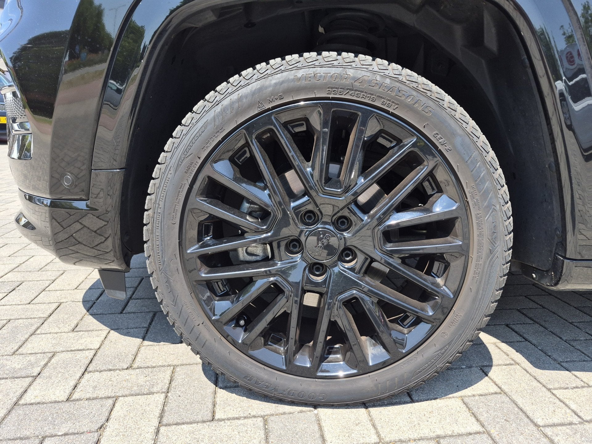 Jeep Compass S Summit 1.5T e-Hybrid (bj 2024, automaat), Gebruikt, 4 cilinders, Automatische klimaatregeling, Zwart