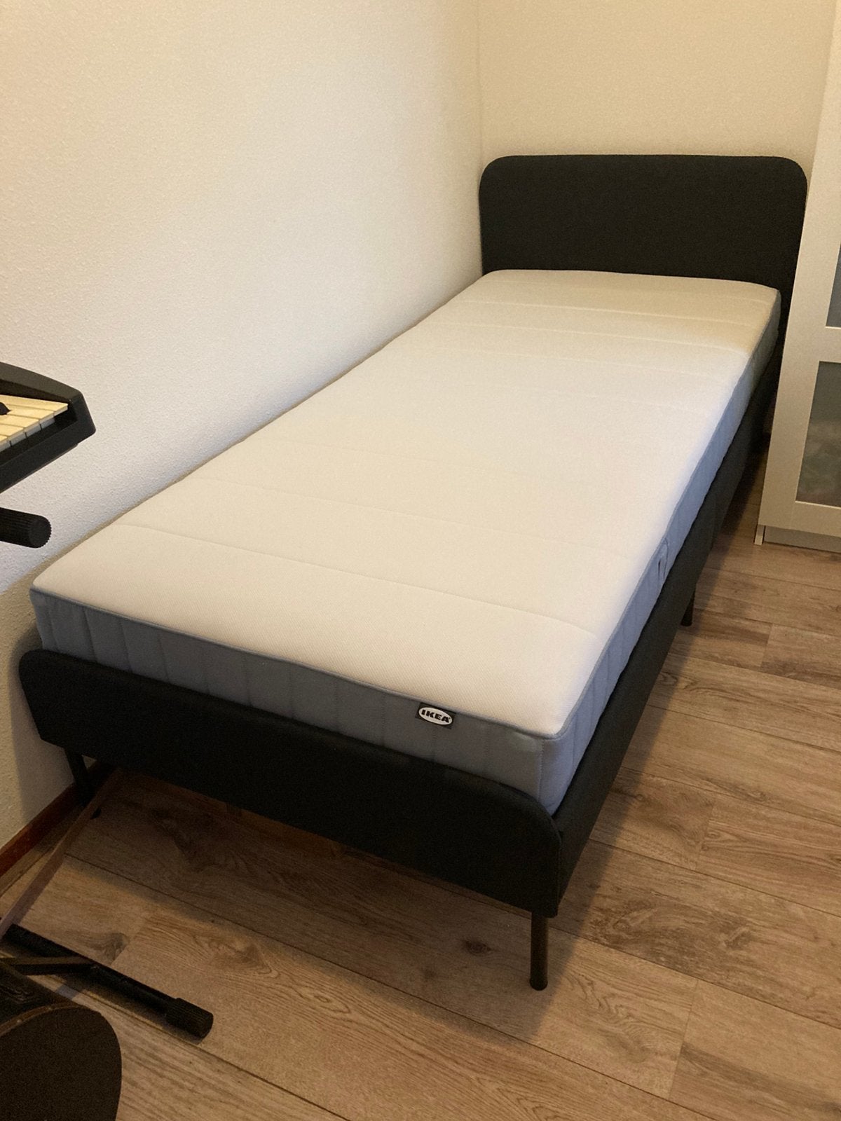 Bed Ikea Slattum 1 pers. Incl Matras, Huis en Inrichting, Slaapkamer | Boxsprings, Ophalen, 90 cm, Eenpersoons, Zo goed als nieuw