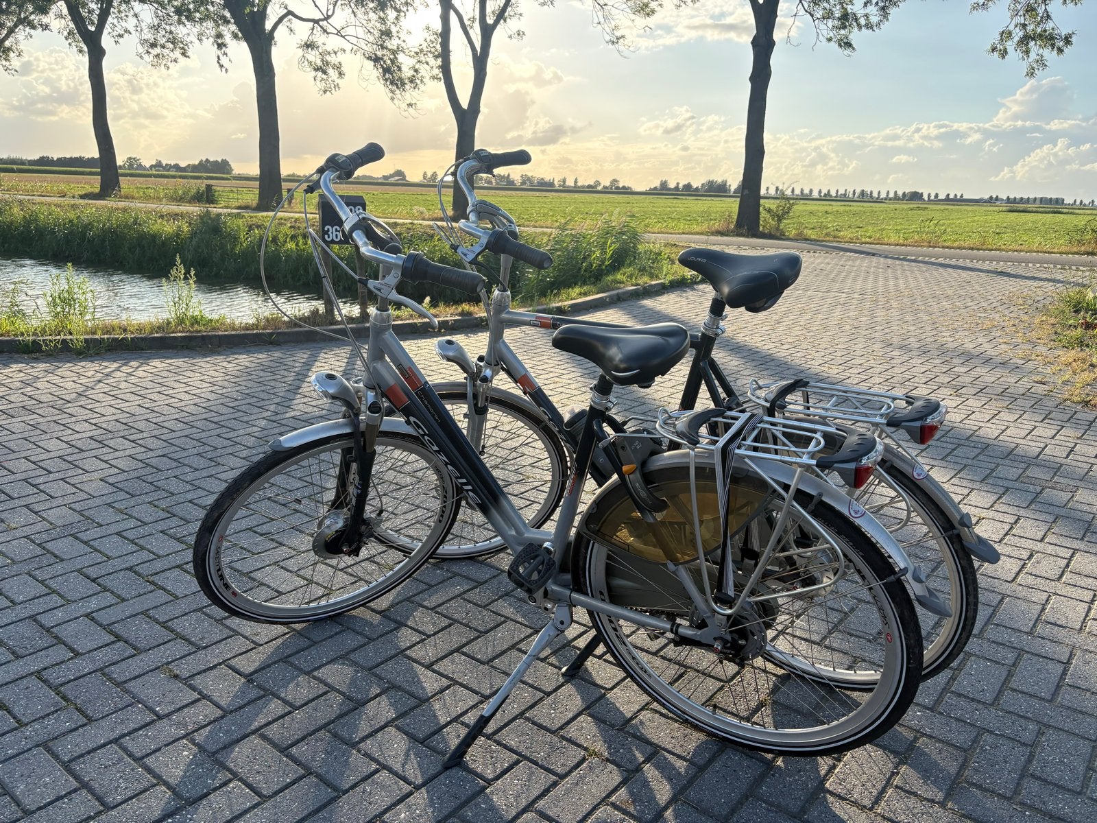 Foto 3 van Gazelle fietsen heren en dames in goede staat (set)