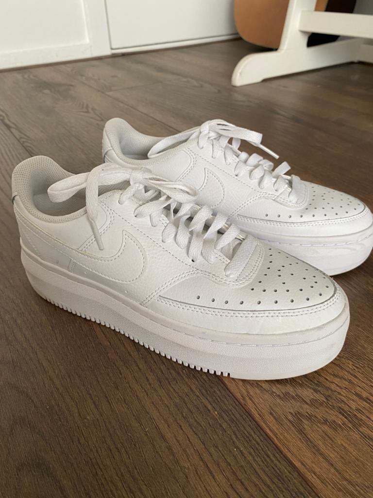 Nike sneakers hoge zool, Wit, Ophalen of Verzenden, Sneakers of Gympen, Zo goed als nieuw