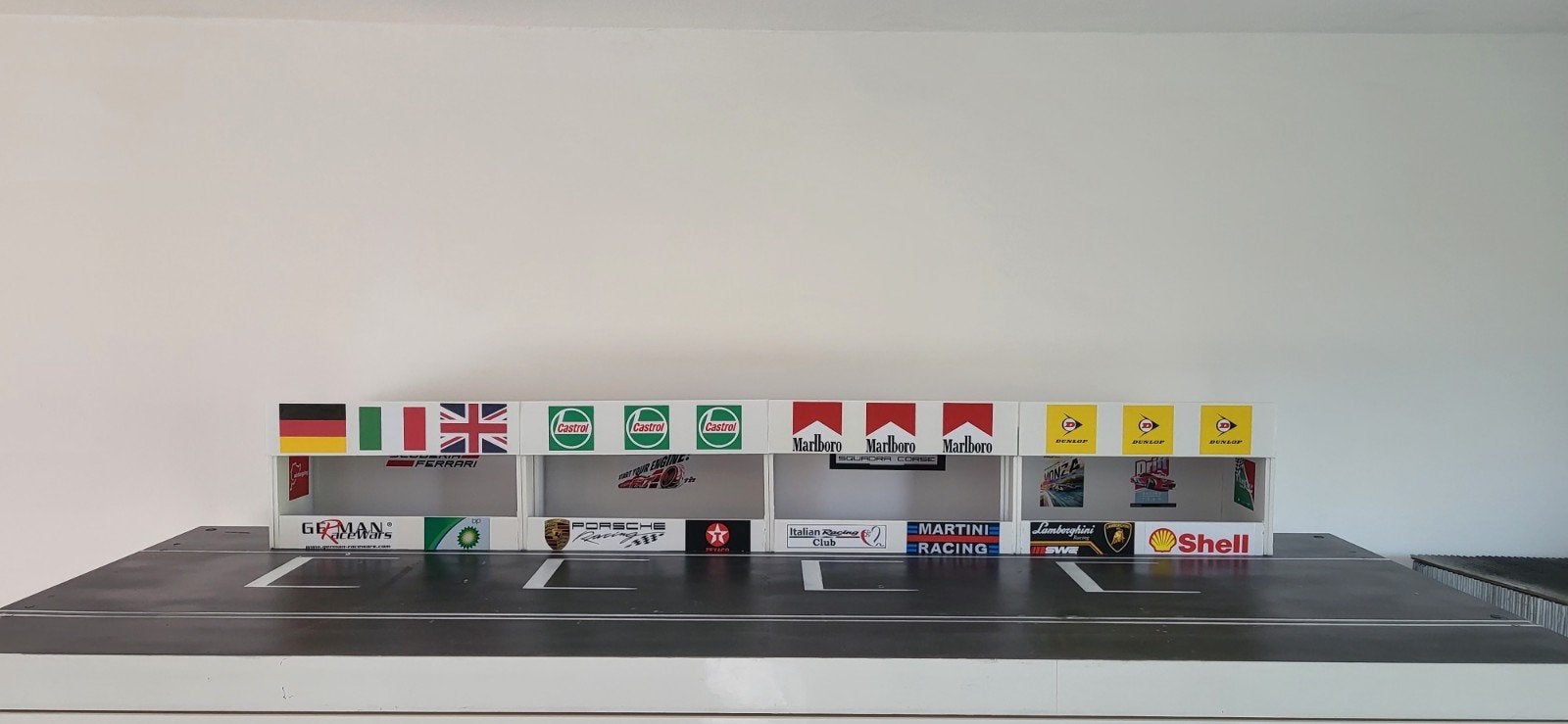 1/18 Diorama Race Track Pit met verlichting, Ophalen, Zo goed als nieuw, Groter dan 1:35, Diorama