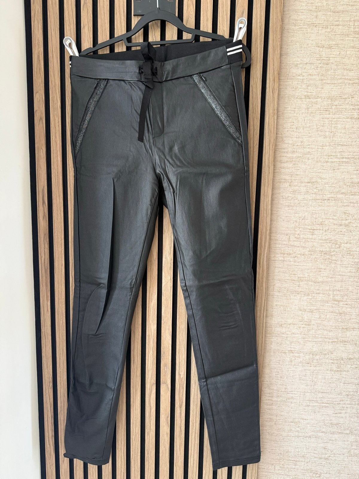 C&S Zwarte leather look broek met elastische band en strepen, Verzenden, Zwart, Maat 42/44 (L), Lang