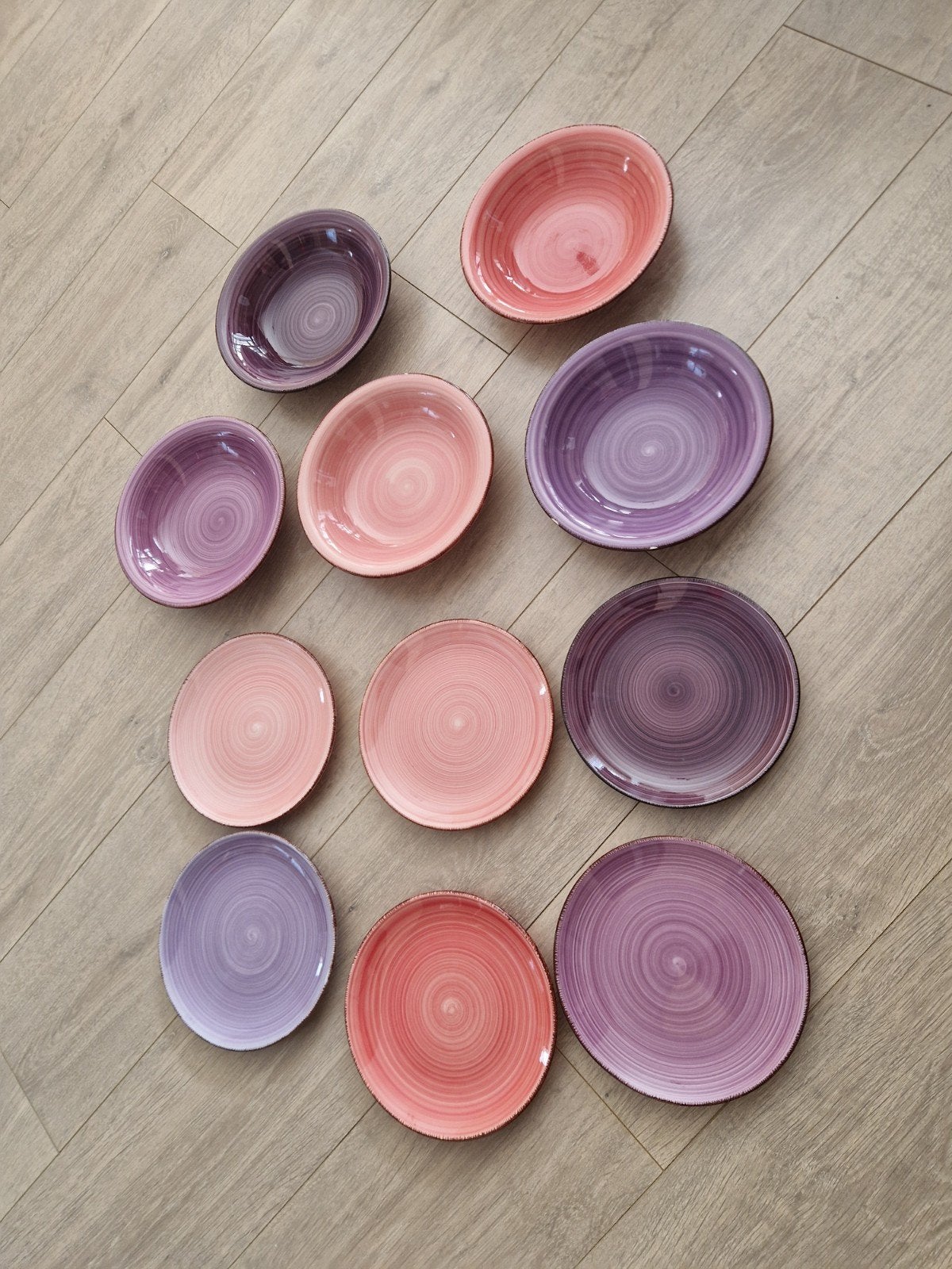 Servies set: borden en kommen in roze en paars tinten, Ophalen, Aardewerk, Overige stijlen, Bord(en)