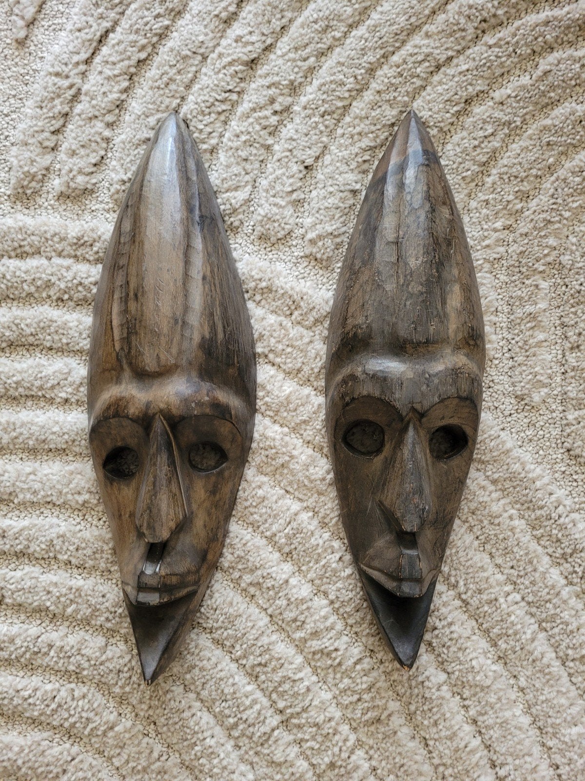 Twee handgesneden Afrikaanse maskers van hout, Hout, Bruin, Afrika, Masker