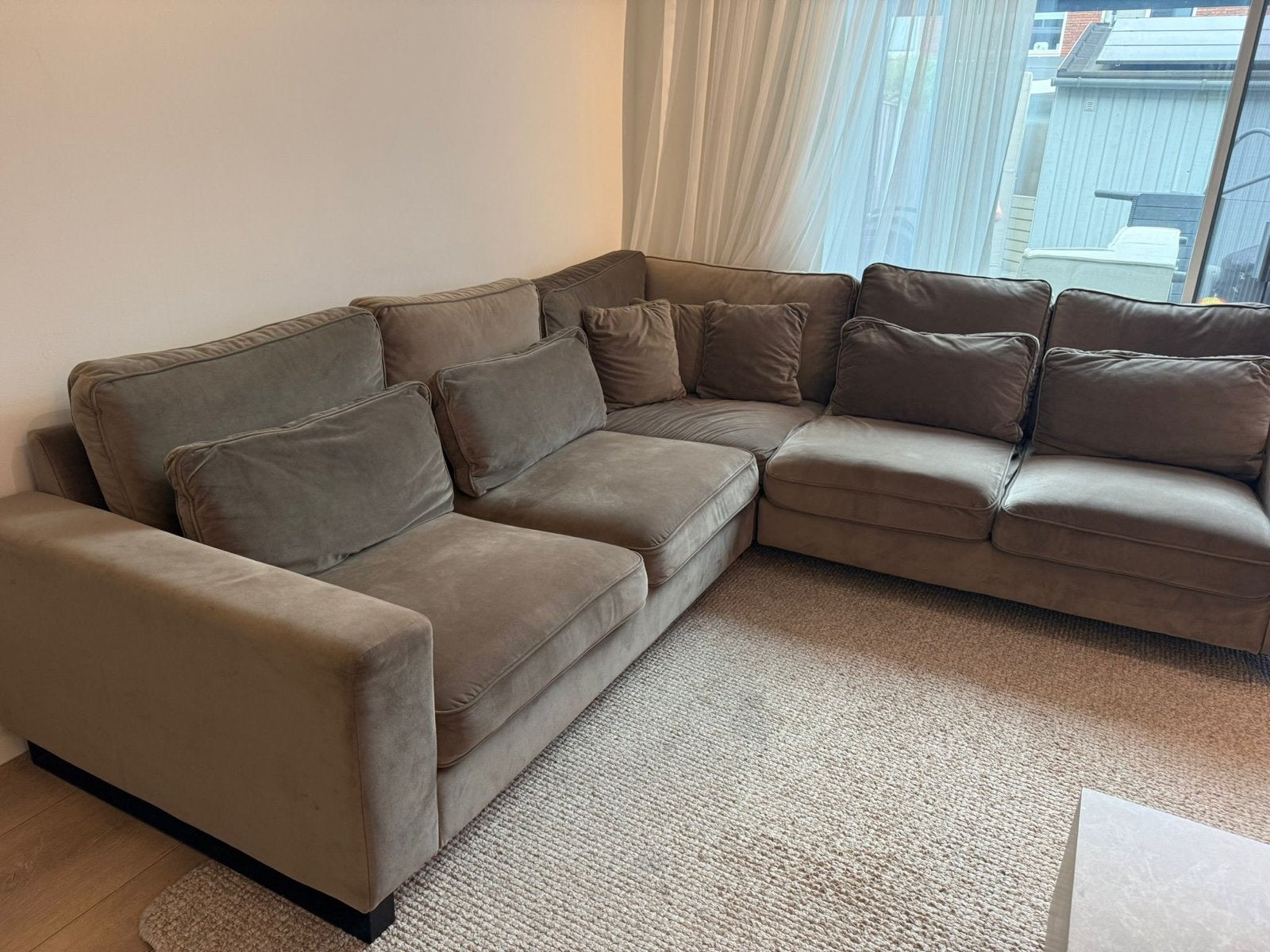Comfortabele hoekbank in taupekleurige stof, Huis en Inrichting, Banken | Bankstellen, 250 tot 300 cm, Gebruikt, 100 tot 125 cm
