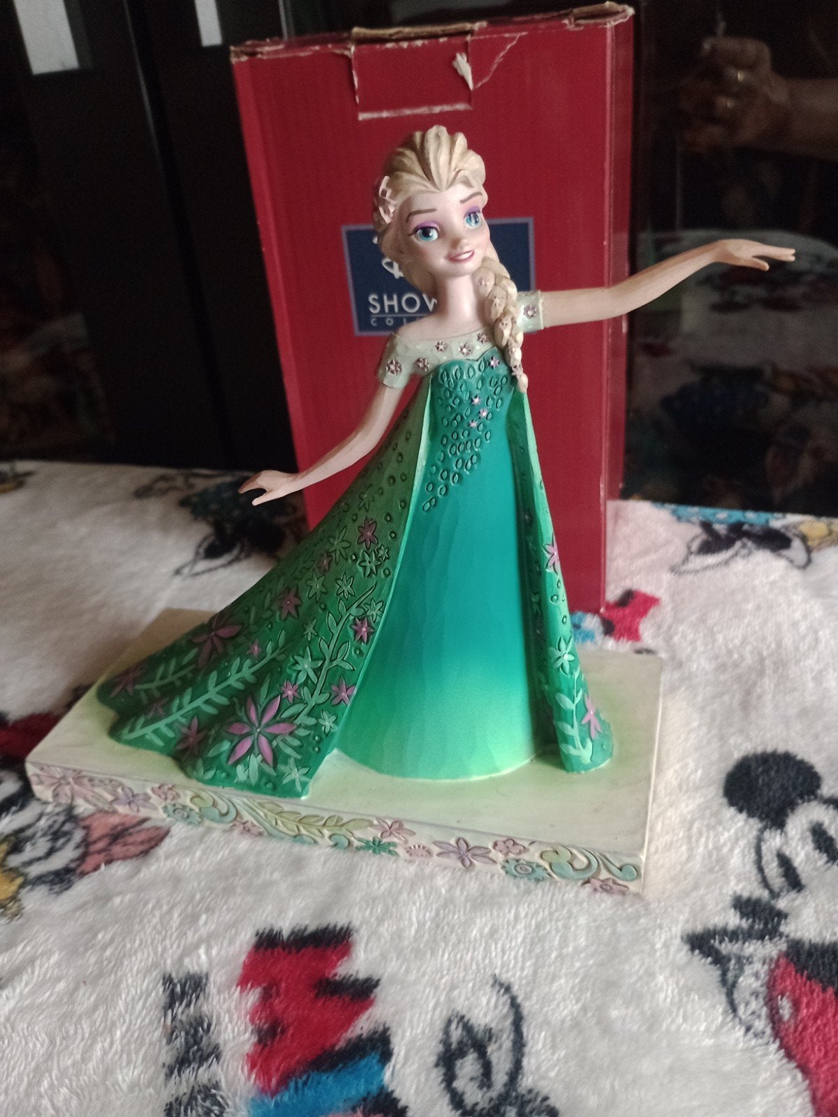 Disney traditions Frozen Elsa. celebration of spring, Ophalen of Verzenden, Overige figuren, Zo goed als nieuw, Beeldje of Figuurtje