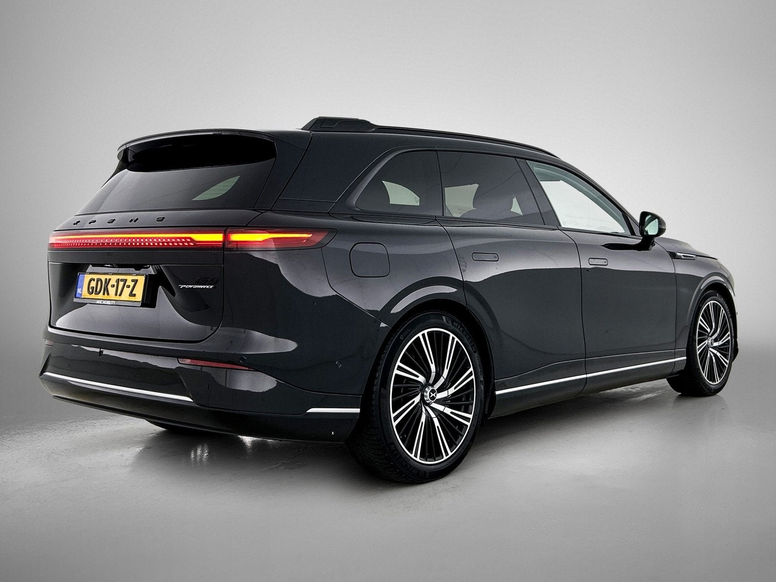 XPENG G9 AWD Performance 98 kWh | Premium Comfort & Audio |, Auto's, Gebruikt, Zwart, Zwart, Onderhoudsboekje