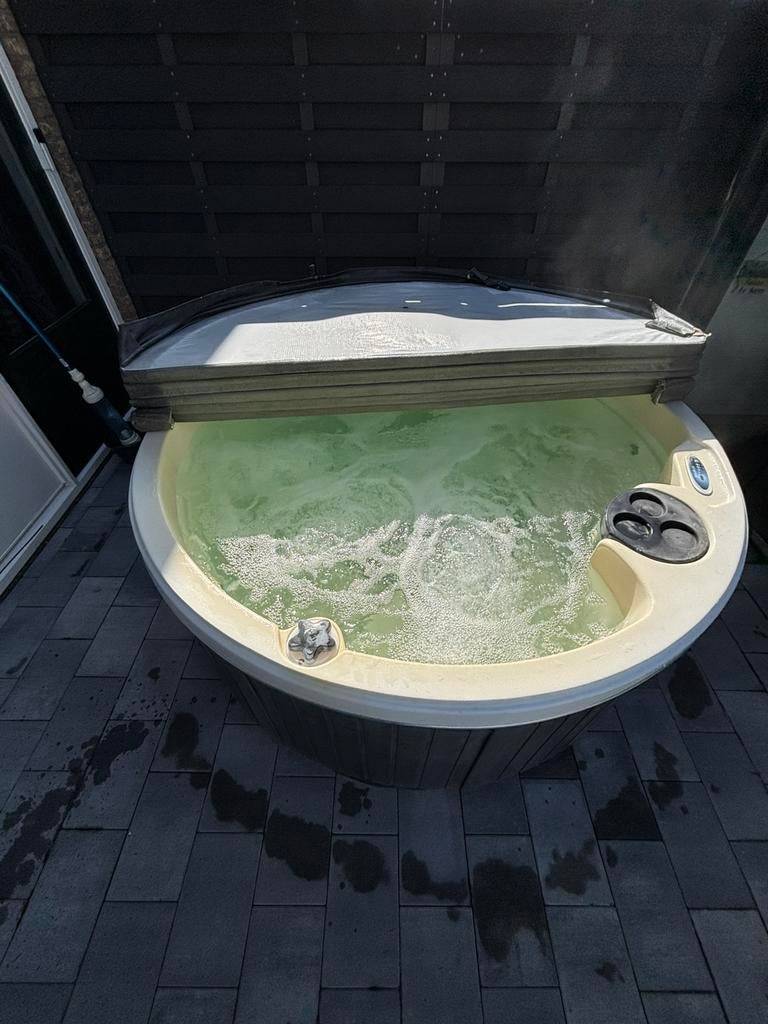 Jacuzzi Spa Malta Rond, Ophalen, Zo goed als nieuw, Pomp