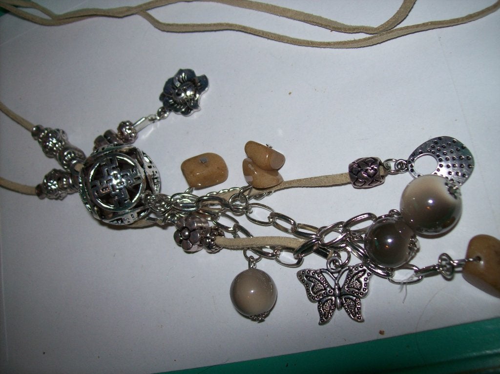Ketting Suede koorden Mooie Beige steen Zilvertint Hangers, Sieraden, Tassen en Uiterlijk, Beige, Nieuw, Ophalen of Verzenden