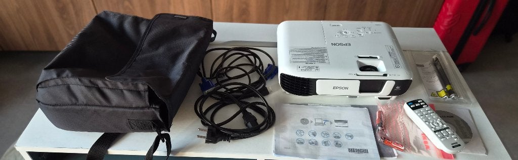 Bijna nieuwe EPSON  ELPLP 96 Beamer en NOBO Projectie scherm, Ophalen, Epson en Nobo, Zo goed als nieuw, LCD