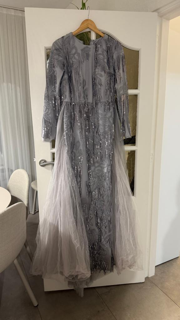 Elegante grijze galajurk met pailletten en tule, Kleding | Dames, Gelegenheidskleding, Galajurk, Zo goed als nieuw, Grijs, Ophalen