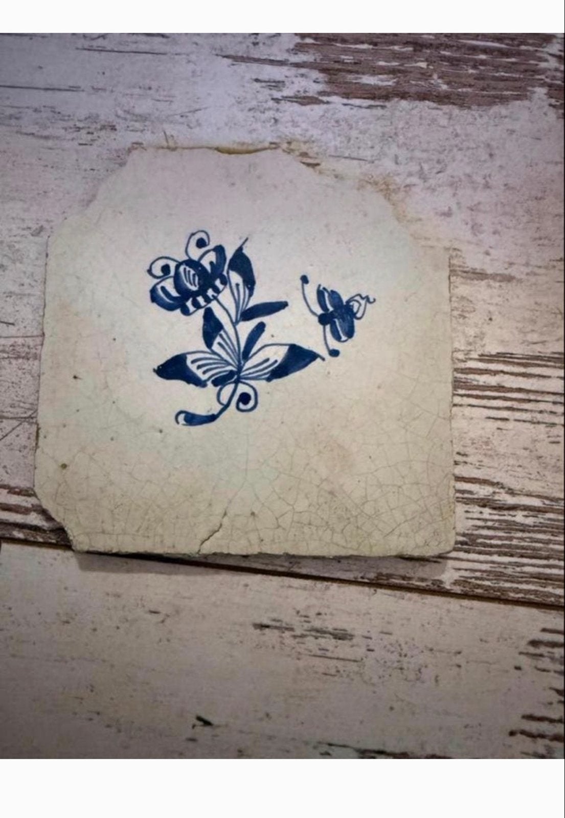 Oud Hollands Tegeltje met Blauw Bloemmotief - Craquelé, Antiek en Kunst, Ophalen of Verzenden