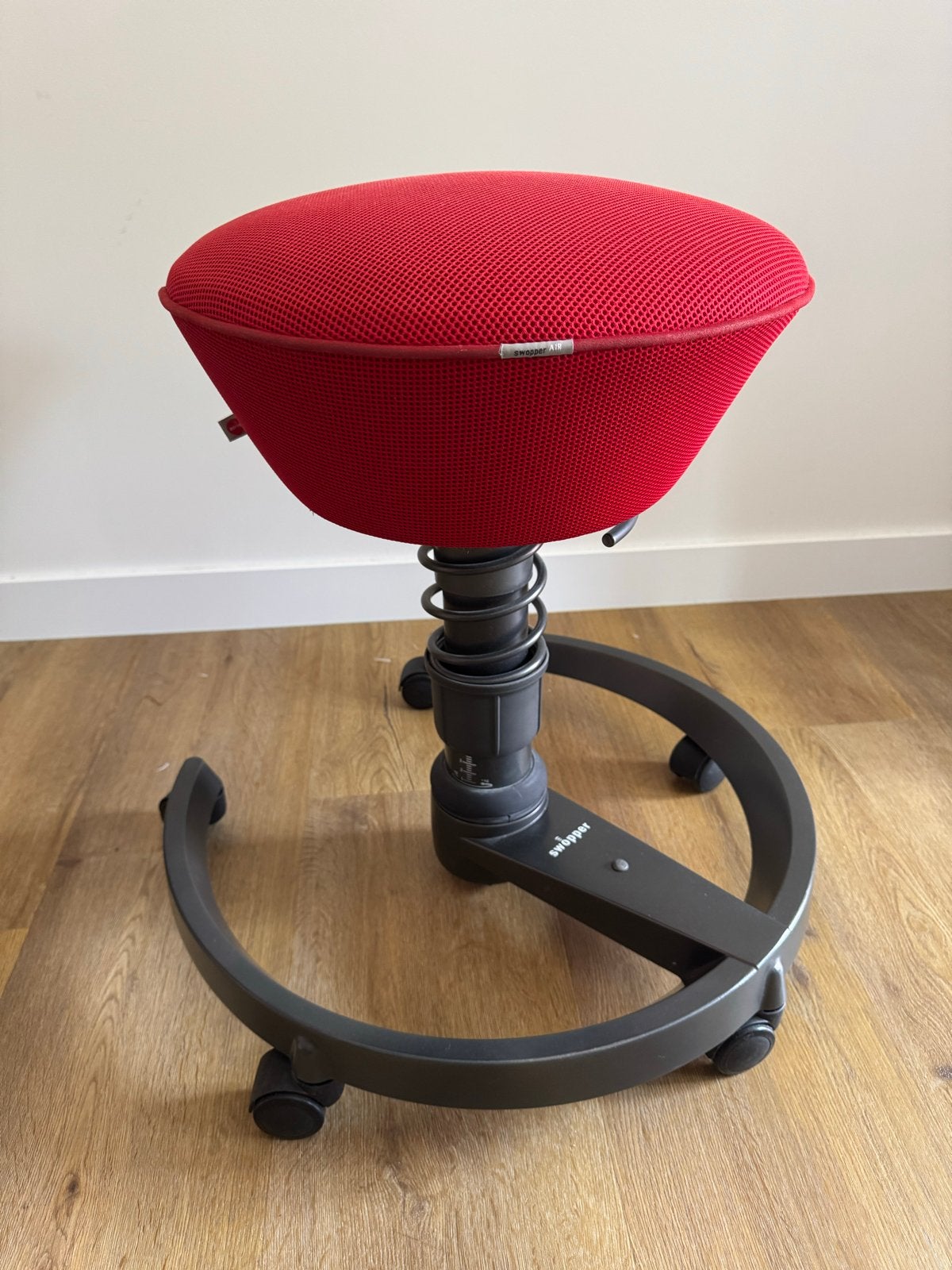 Aeris Swopper Ergonomische Kruk - Rood met wieltjes, Ophalen, Zo goed als nieuw, Bureaukruk, Rood