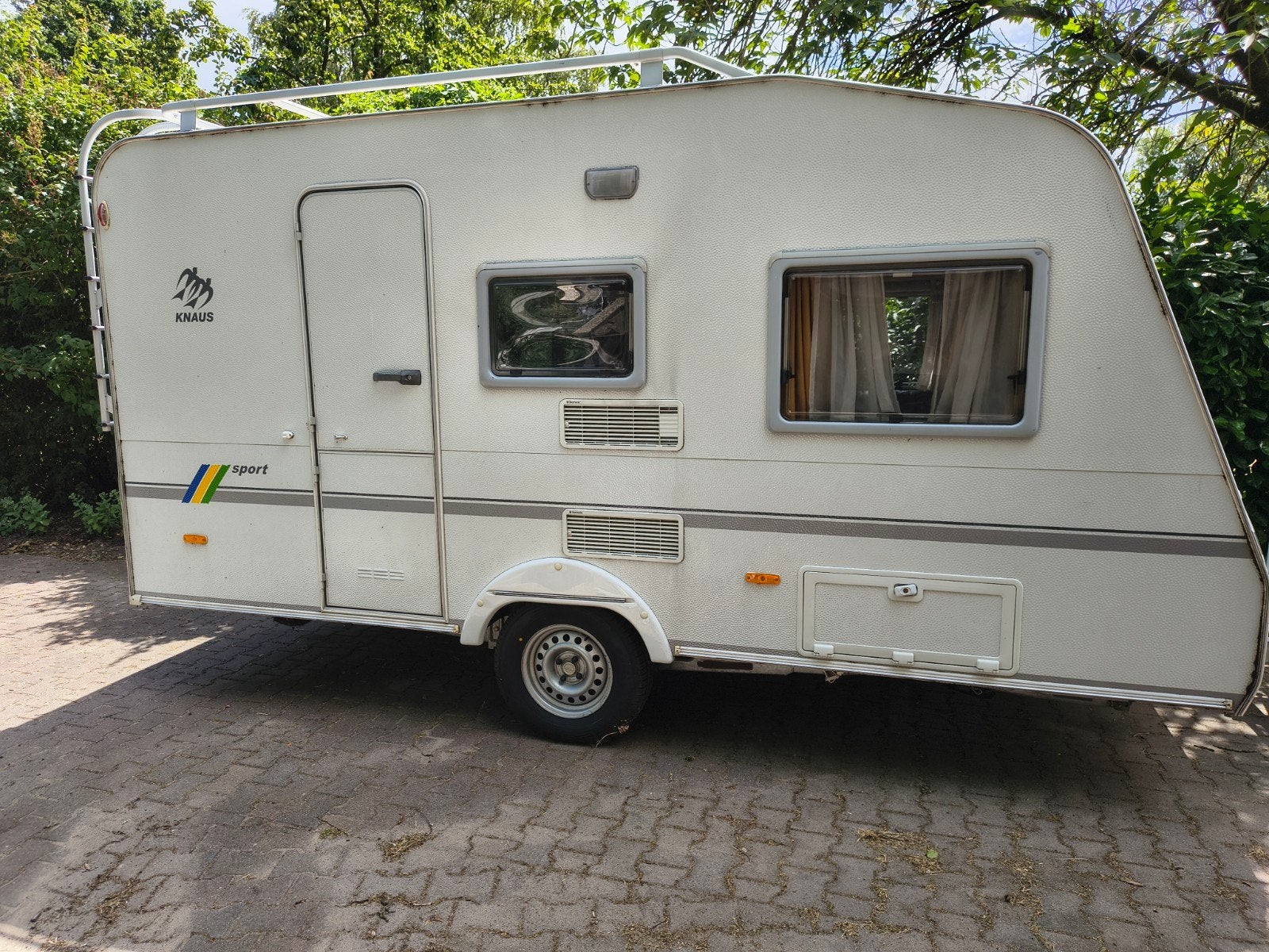 Knaus Sport 400 uit 2003 met stapelbed en voortent, Caravans en Kamperen, Rondzit, 750 - 1000 kg, Particulier, Knaus