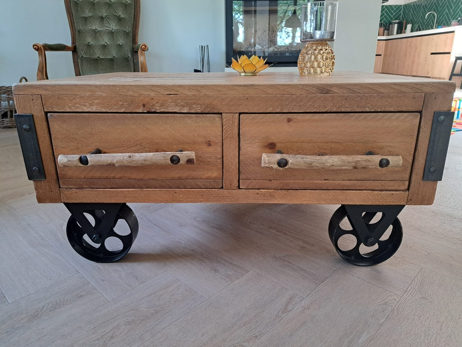 Houten salontafel op wieltjes, Ophalen, Gebruikt, 50 tot 100 cm, Eikenhout