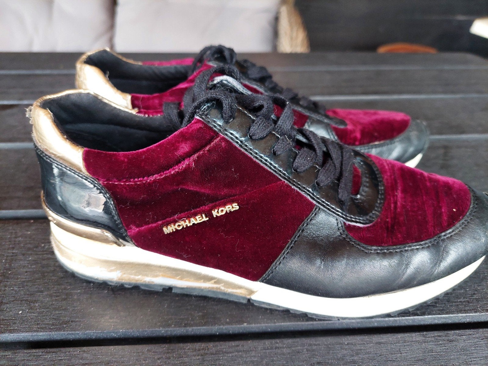 Michael Kors sneakers fluweel bordeaux maat 38,5, Ophalen of Verzenden, Gedragen, Rood, Sneakers of Gympen