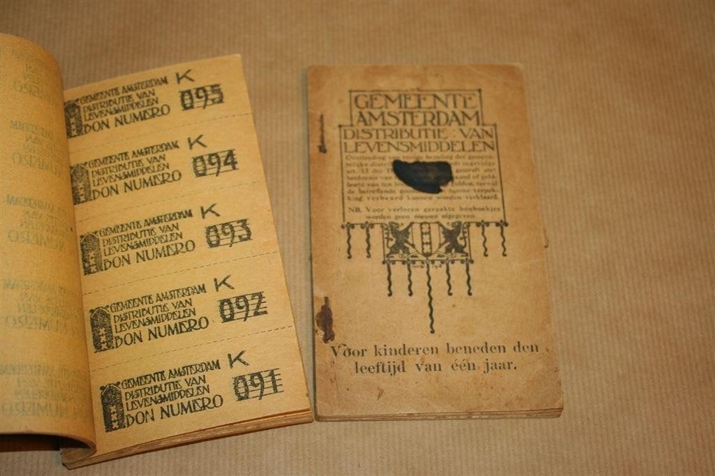 2 Distributiebonboekjes Amsterdam — WOI ca. 1917, Ophalen of Verzenden, Tweede Wereldoorlog, Gelezen, Overige onderwerpen