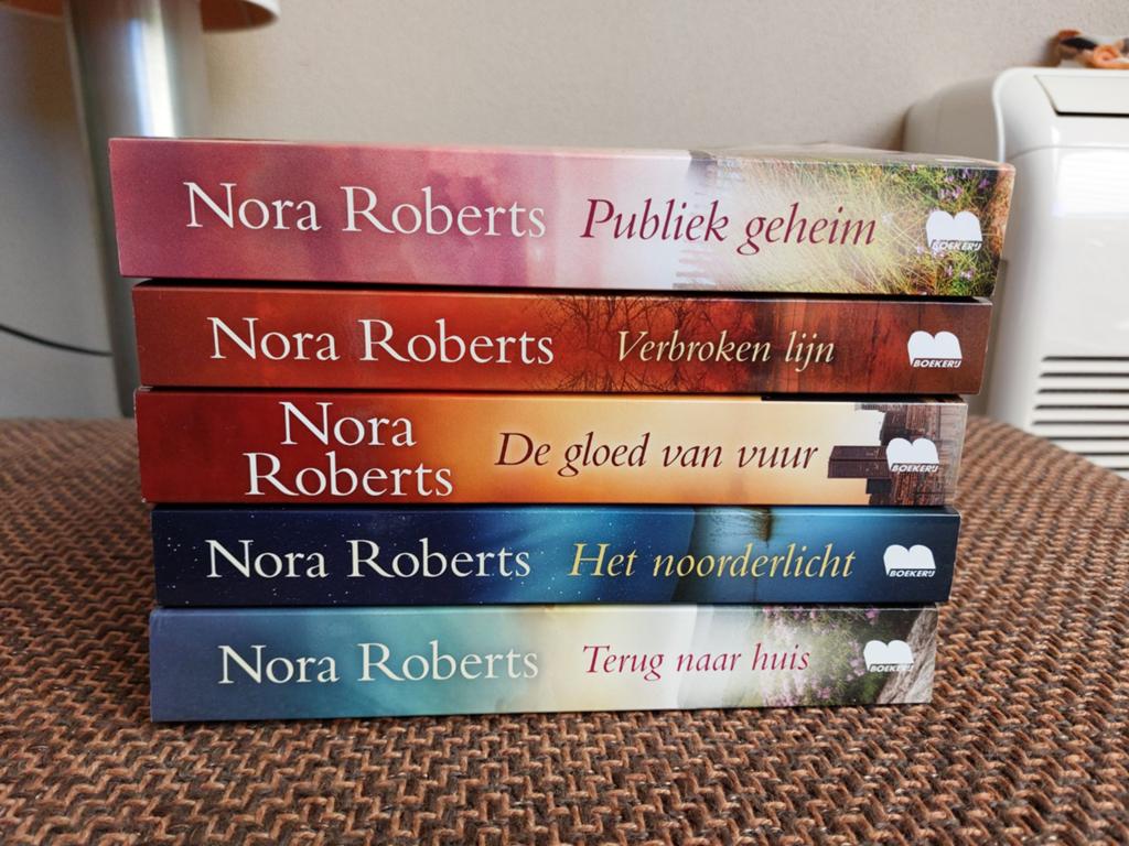 Nora Roberts Boekenpakket - 5 Romans, Ophalen of Verzenden, Gelezen, Nora Roberts, Nederland