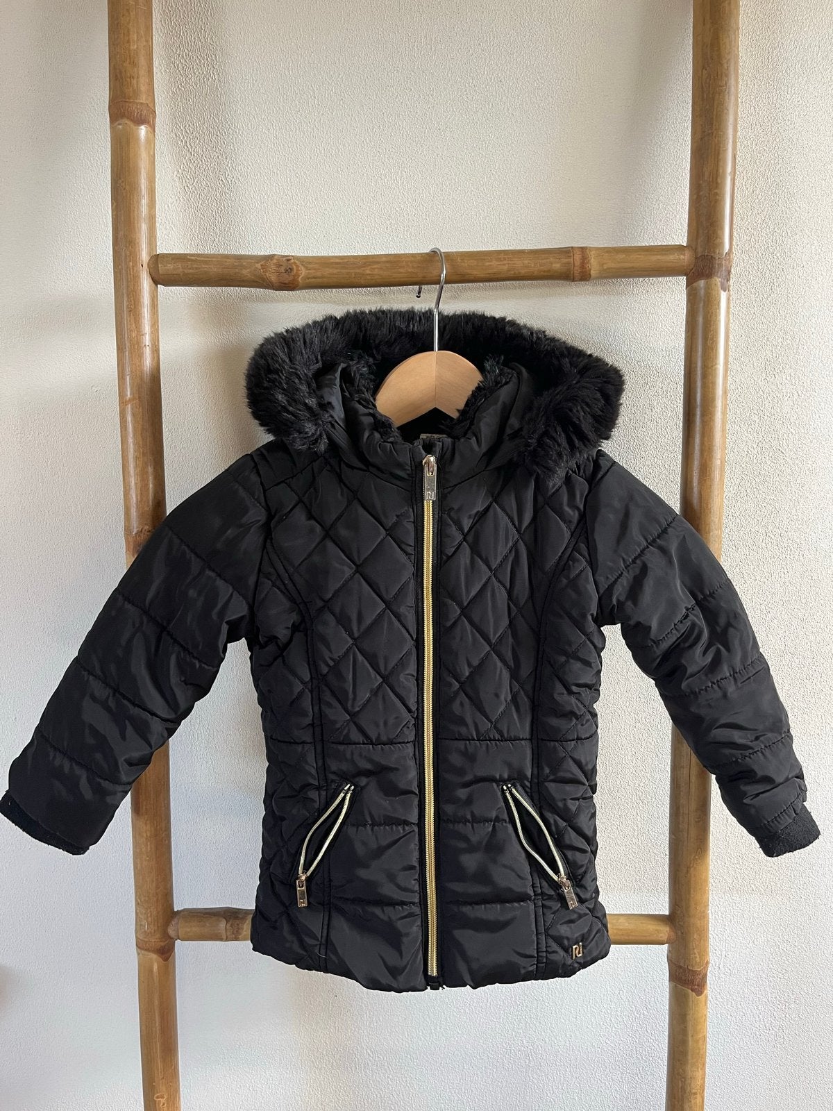 River Island winterjasje zwart maat 92 met bontkraag, Ophalen of Verzenden, Zo goed als nieuw, Jongen of Meisje, Jas