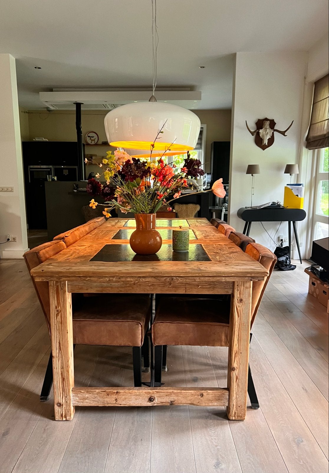 Foto 2 van Grote houten eettafel met natuursteen en 7 zitplaatsen