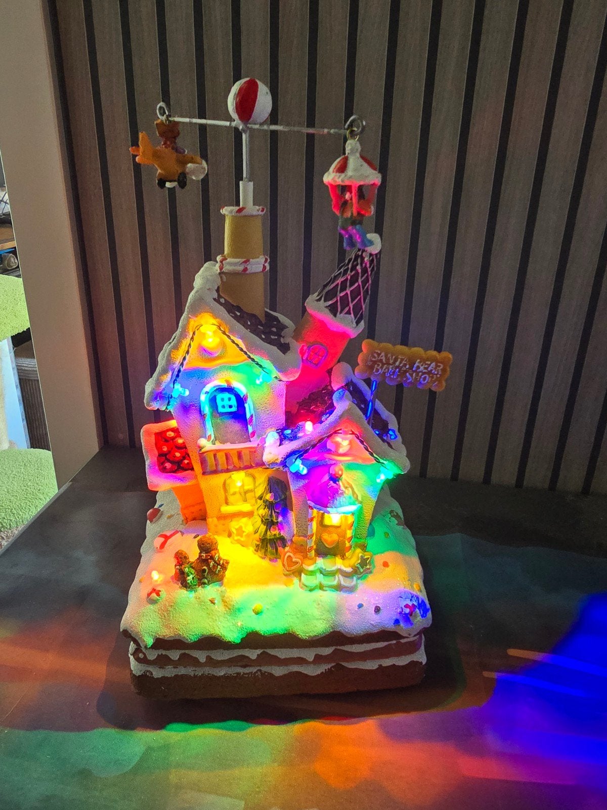 Sfeervol Kersthuisje "Santa Bear Bake Shop" met LED en Beweg, Ophalen of Verzenden