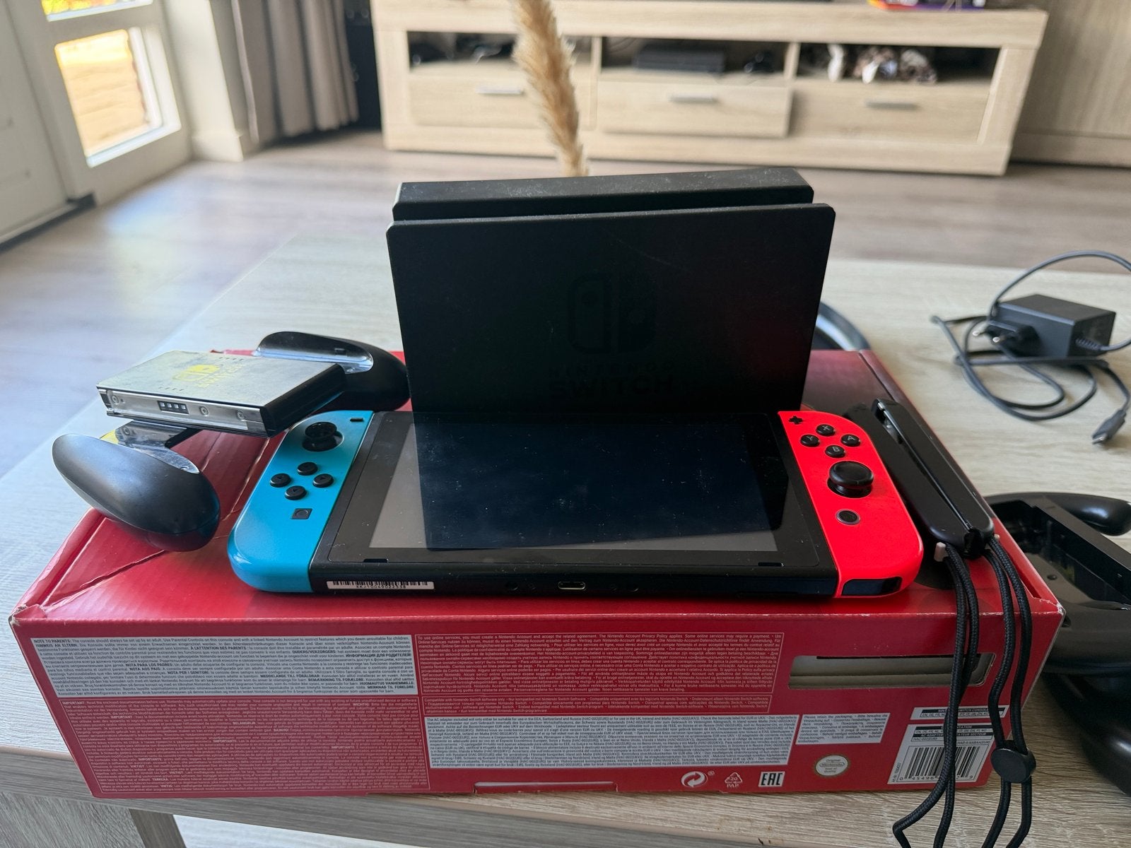 Nintendo Switch 2019 Upgrade met 2 controllers en hoes, Spelcomputers en Games, Ophalen, Zo goed als nieuw, Met 2 controllers