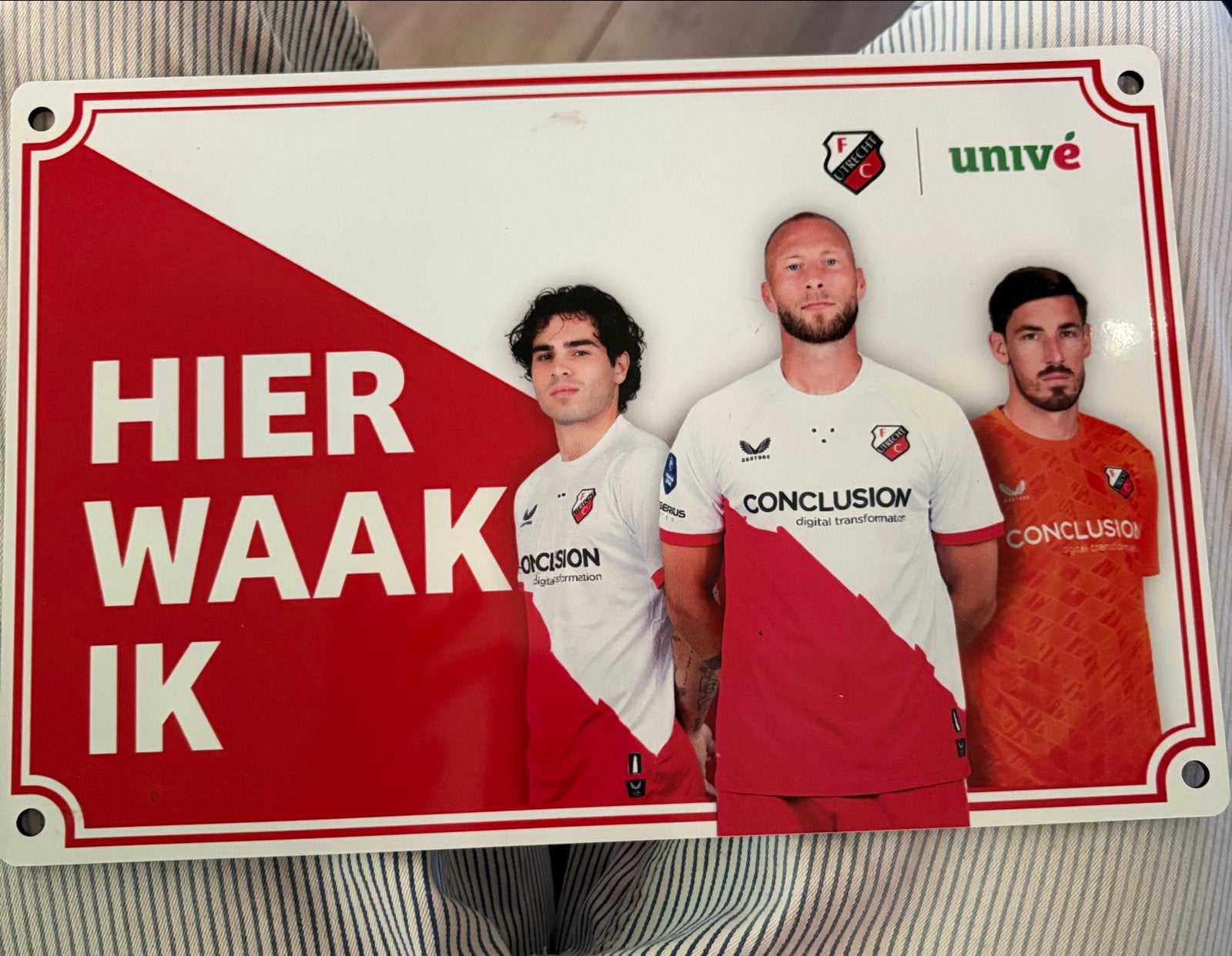 FC Utrecht Huisbordje - Hier Waak Ik - 30x20cm, Verzamelen, Sportartikelen en Voetbal, Ophalen of Verzenden, Gebruikt, F.C. Utrecht