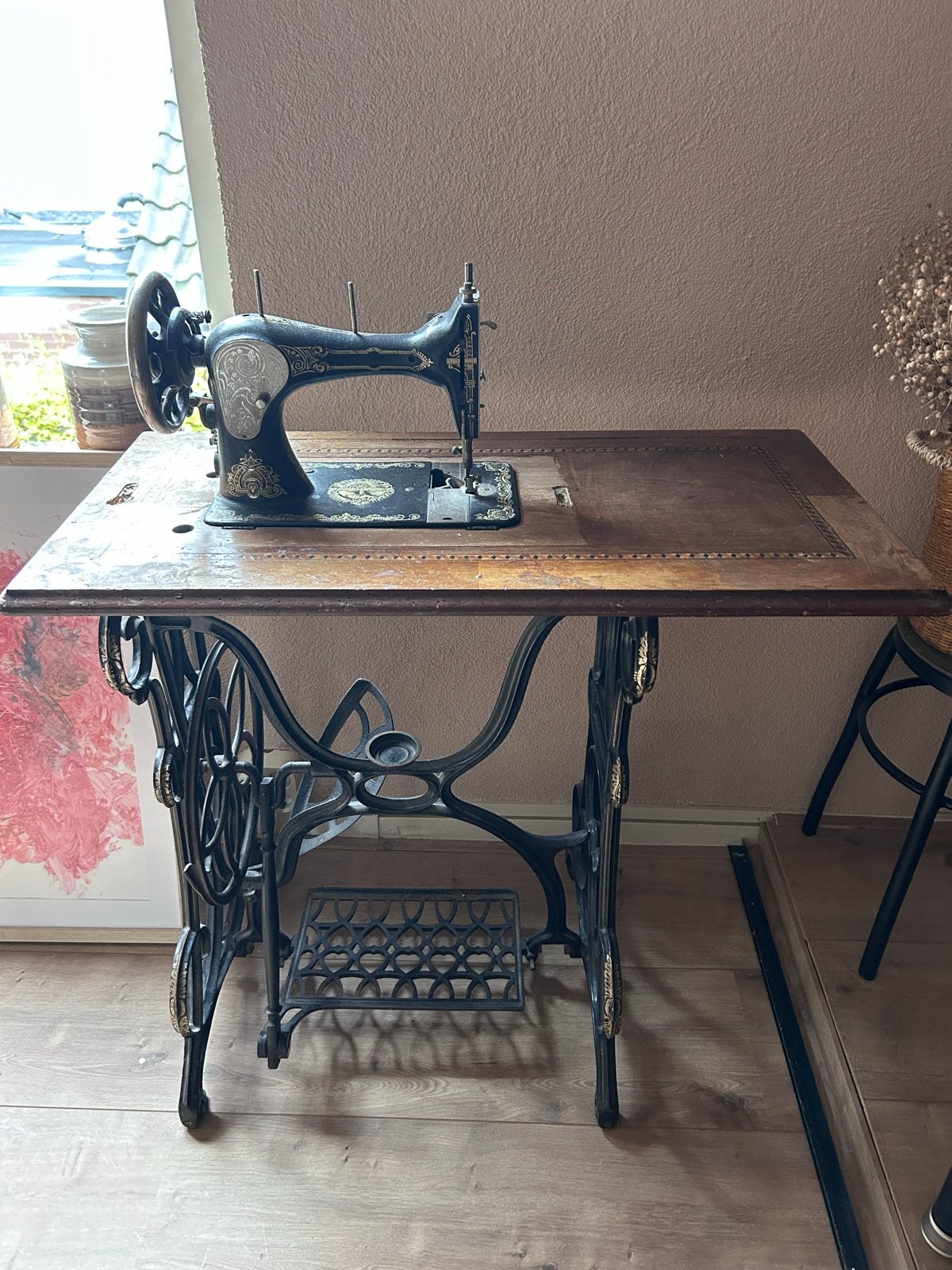 Antieke Naaimachine met Tafel - Decoratief en Functioneel, Ophalen
