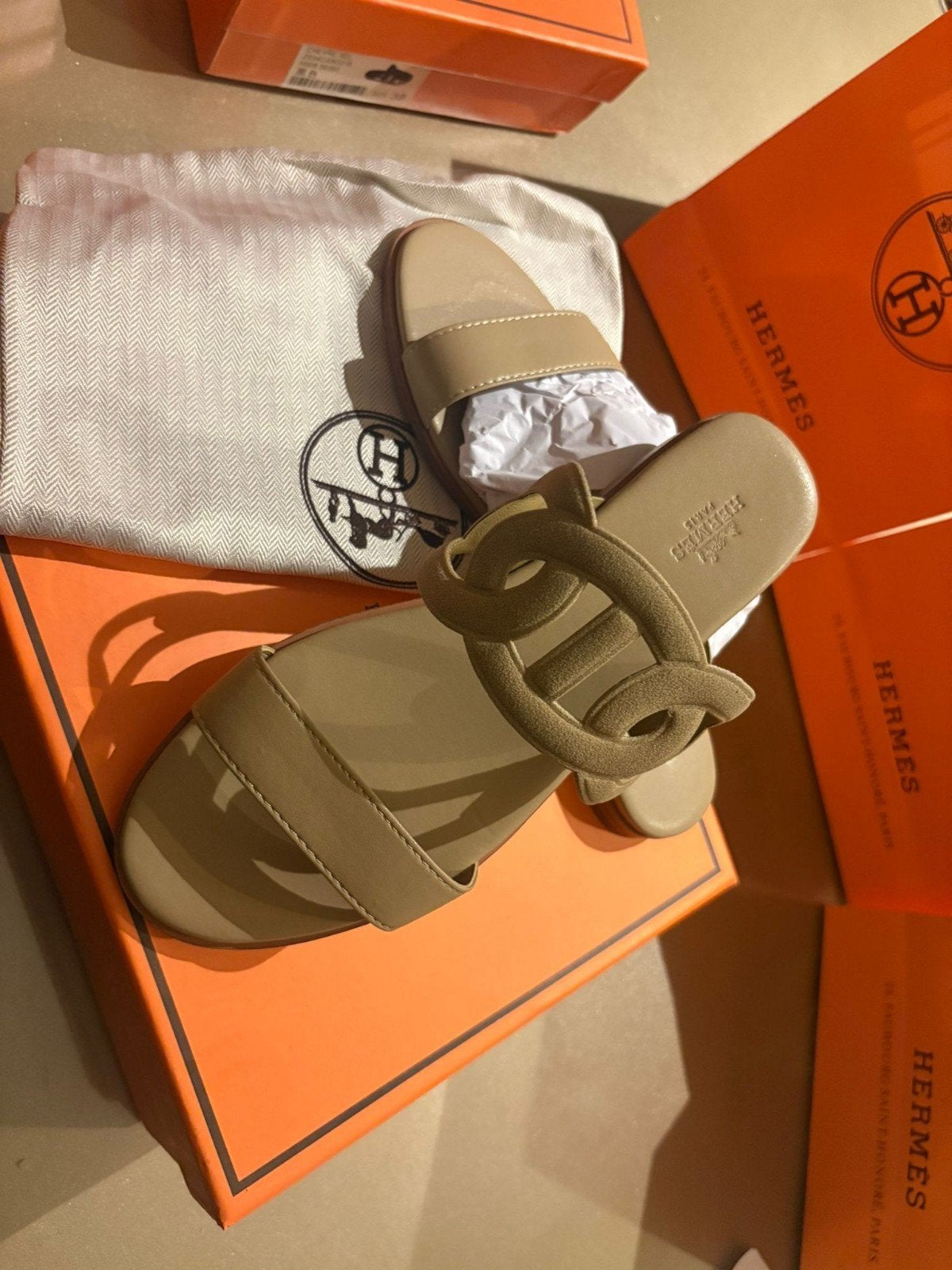Hermes slippers 38/39, Kleding | Dames, Schoenen, Ophalen of Verzenden, Nieuw, Overige kleuren, Sneakers of Gympen
